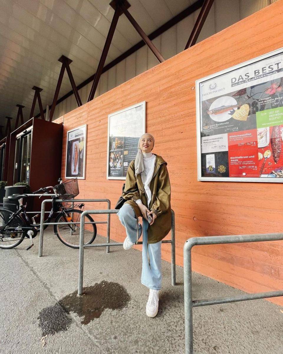 OOTD hijab kasual ala Gita Savitri (instagram.com/gitasav)