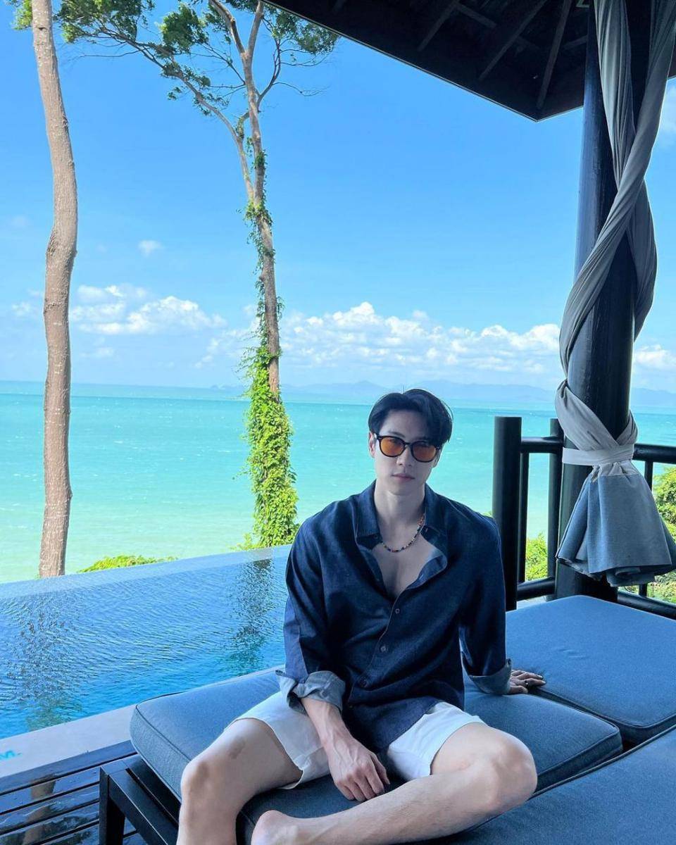 referensi OOTD ke pantai ala Bright Rapheephong (instagram.com/brightrpp)
