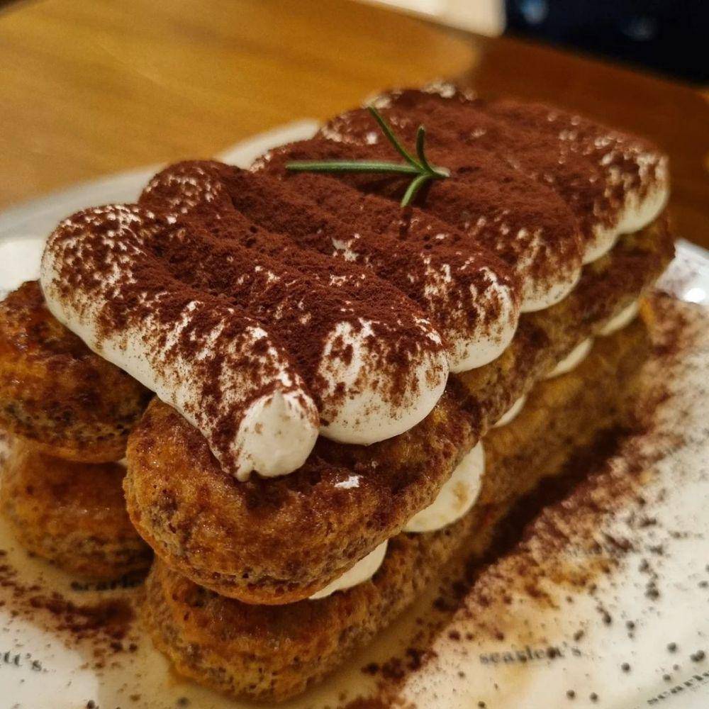 Poured tiramisu (instagram.com/asyikmakanaja)