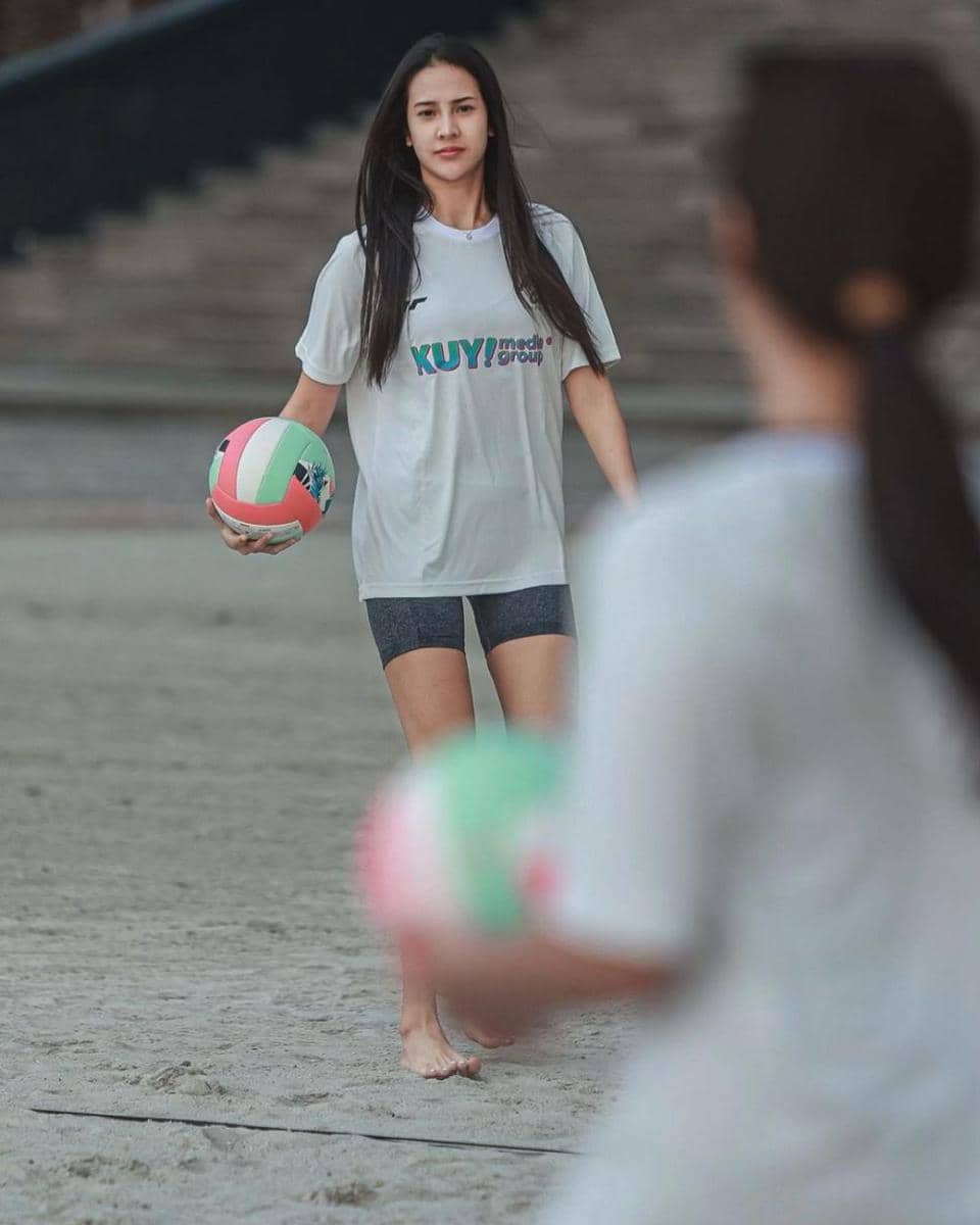 momen Anya Geraldine latihan bola voli (instagram.com/anyageraldine)