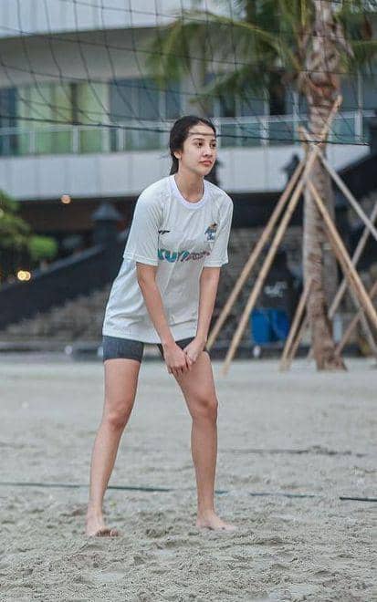 momen Anya Geraldine latihan bola voli (instagram.com/mediaclashkuy)