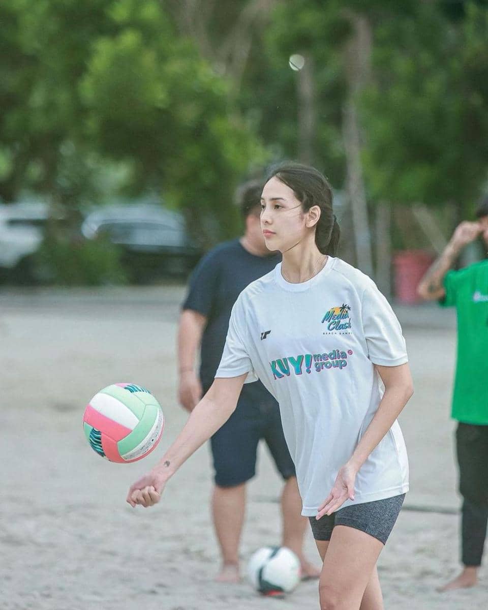 momen Anya Geraldine latihan bola voli (instagram.com/anyageraldine)