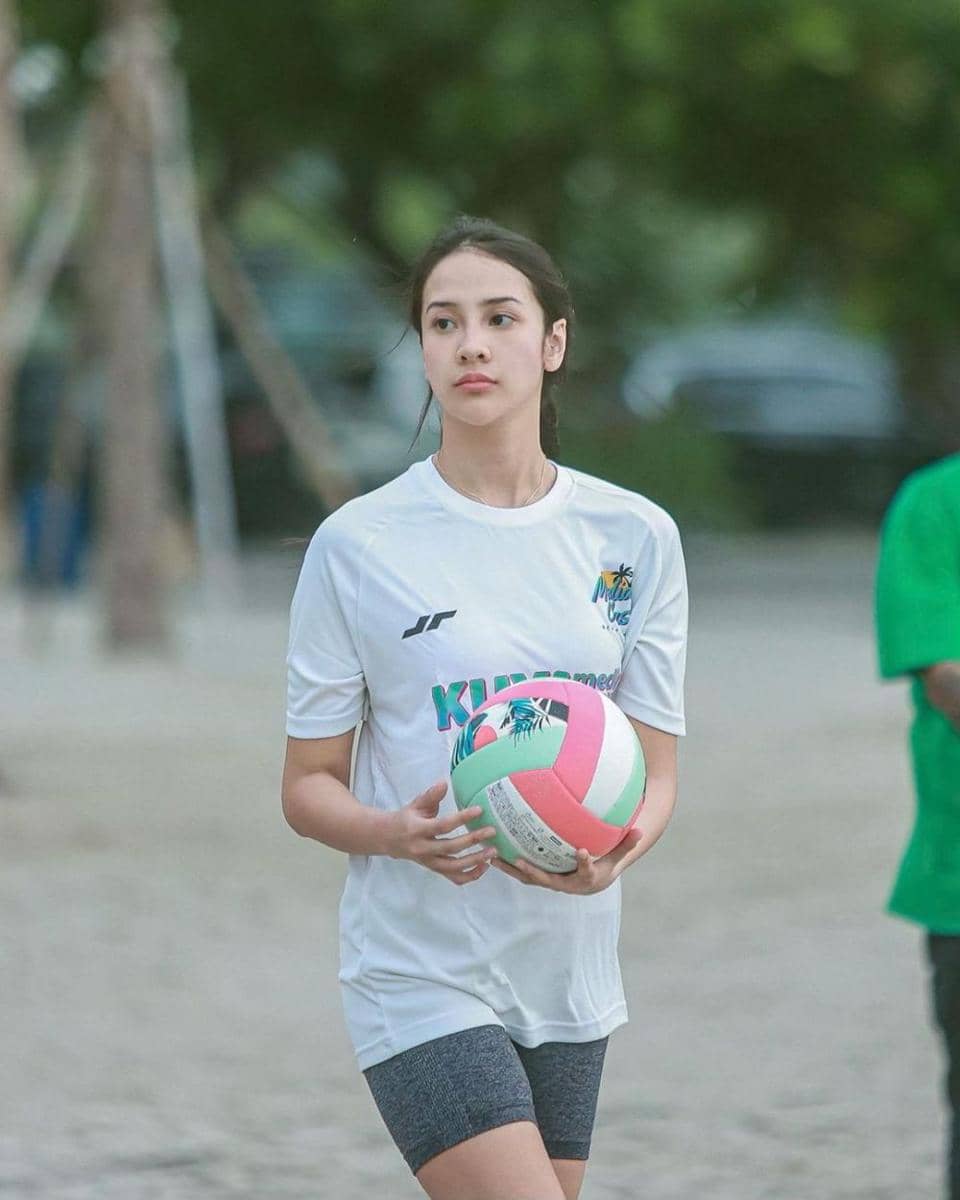 momen Anya Geraldine latihan bola voli (instagram.com/anyageraldine)