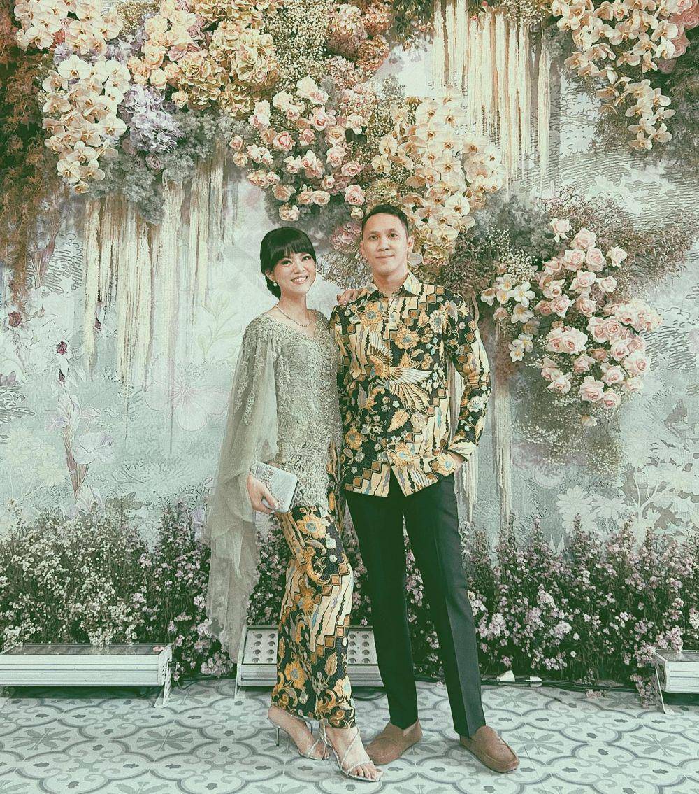 gaya kondangan Riri (instagram.com/rianarizki)