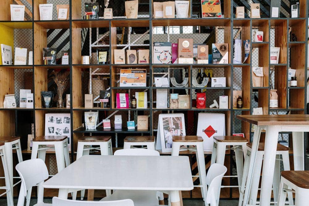ilustrasi kafe dengan perpustakaan mini (pexels.com/@cottonbro)