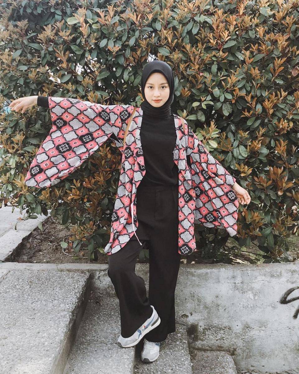 OOTD hijab kasual ala Gita Savitri (instagram.com/gitasav)