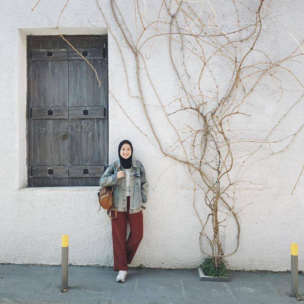 OOTD hijab kasual ala Gita Savitri (instagram.com/gitasav)