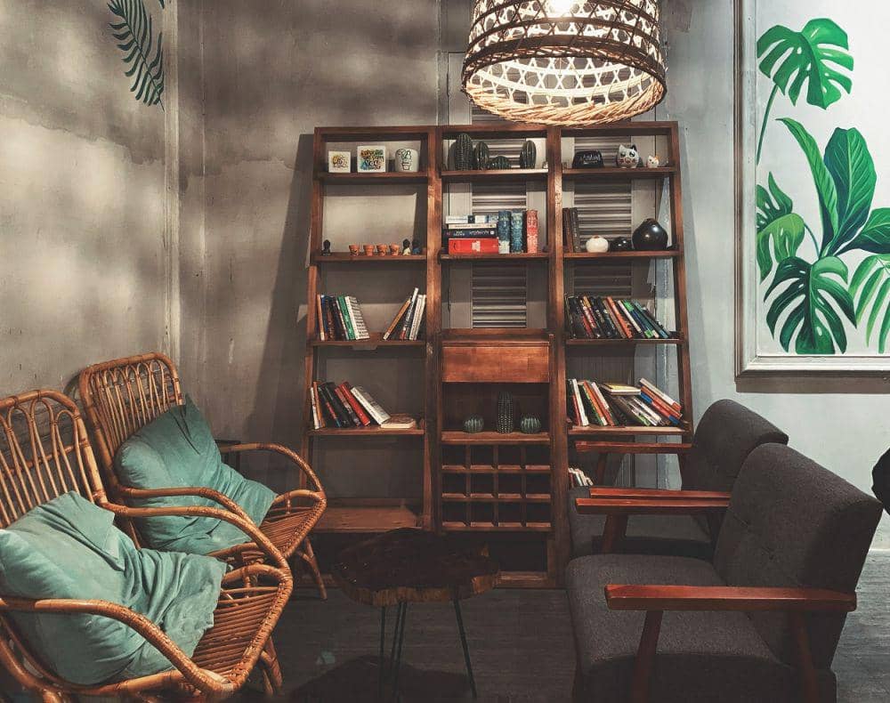 ilustrasi kafe dengan perpustakaan mini (pexels.com/@vicky)