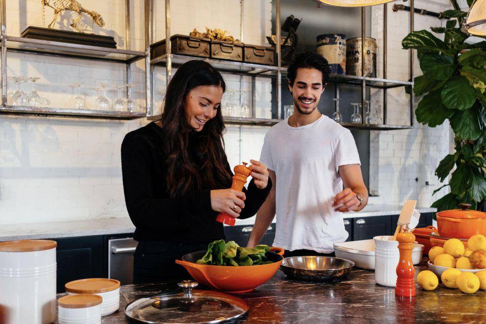Ilustrasi pasangan masak bareng (unsplash.com/jasonbriscoe)