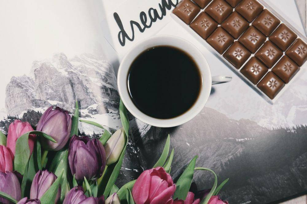 ilustrasi bunga dan cokelat (pexels.com/Brigitte Tohm)