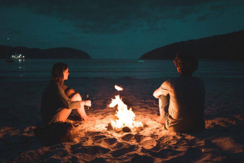 Ilustrasi pasangan kencan di pantai (unsplash.com/manuelmeurisse)