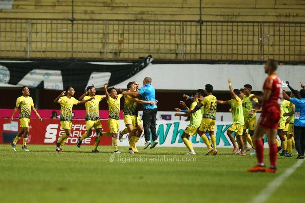 Para pemain Barito Putera merayakan gol ke gawang Bali United dalam laga pekan ke-23 BRI Liga 1 2022-23 yang berlangsung di Stadion Maguwoharjo Sleman, 5 Februari 2023. (Dok. PT Liga Indonesia Baru)