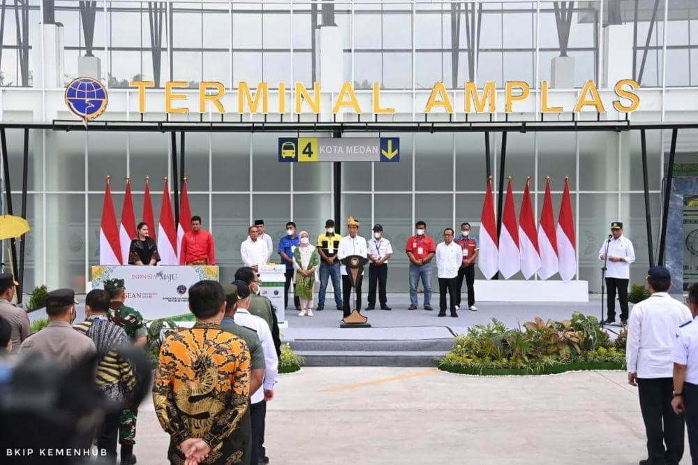 Presiden RI Joko Widodo meresmikan Terminal Amplas Medan dan Tanjung Pinggir Pematangsiantar, di Jalan Panglima Denai, Medan, Kamis (9/2/2023).