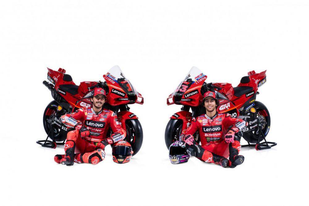 Francesco Bagnaia dan Enea Bastianini berfoto bersama Desmosedici GP23. (motogp.com)