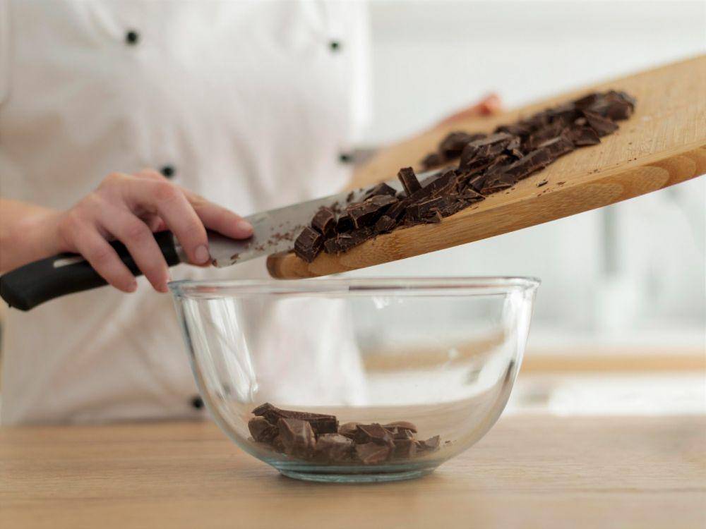 ilustrasi menggunakan cokelat couvertur atau couverture chocolate (freepik.com/Freepik)