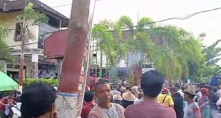 Masyarakat Desa Ungga menggelar aksi demonstrasi di kantor desa mendesak Kades melakukan sumpah di atas Al-Qur'an. (dok. Istimewa)