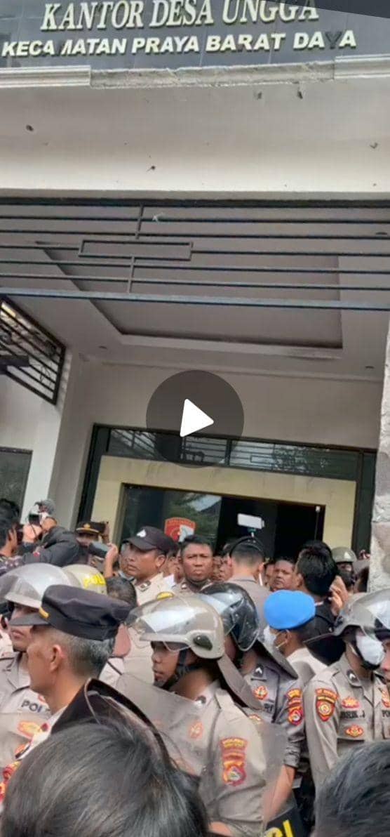 Masyarakat Desa Ungga menggeruduk kantor desa. (dok. Istimewa)