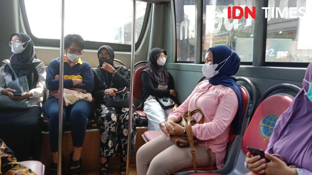 Sejumlah anggota Koalisi Pejalan Kaki Semarang (KPTS) saat naik BRT Trans Semarang Koridor IV dengan rute Balaikota Semarang-Cangkiran. (IDN Times/Fariz Fardianto)