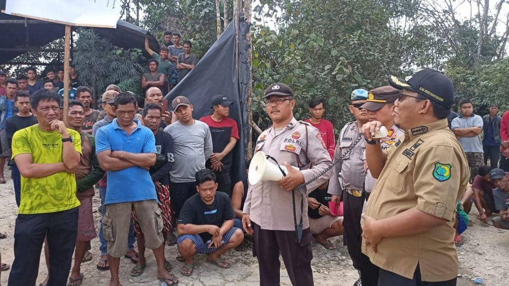 (Warga Bayung Lencir saat melakukan aksi protes) IDN Times/Istimewa