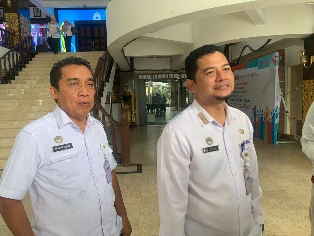 Kadis Perindagin Kota Banjarmasin, Ikrom Muftesar (kanan) bersama Kabid perdagangan, Rakhman.