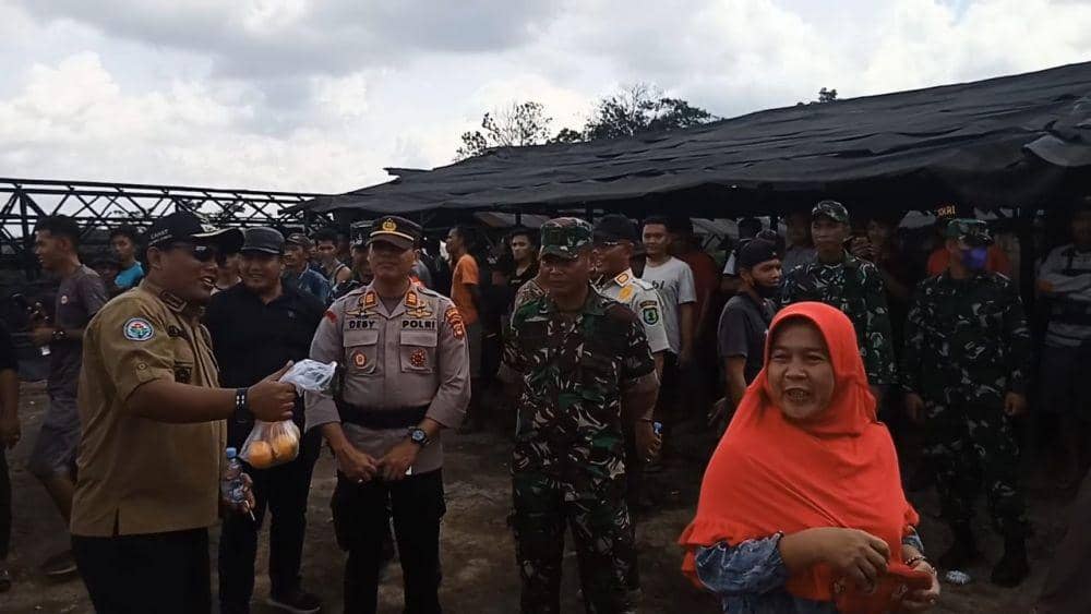 (Warga Bayung Lencir saat melakukan aksi protes) IDN Times/Istimewa