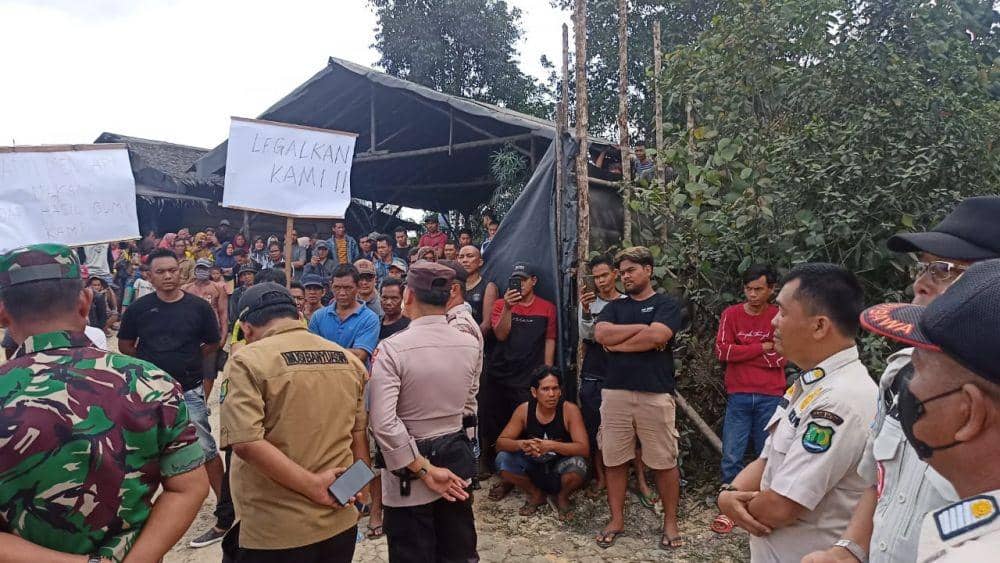 (Warga Bayung Lencir saat melakukan aksi protes) IDN Times/Istimewa
