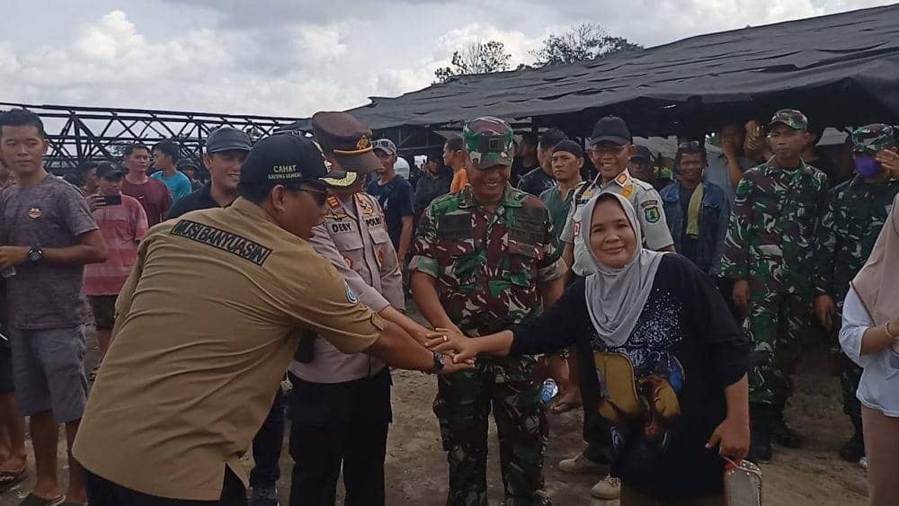 (Warga Bayung Lencir saat melakukan aksi protes) IDN Times/Istimewa