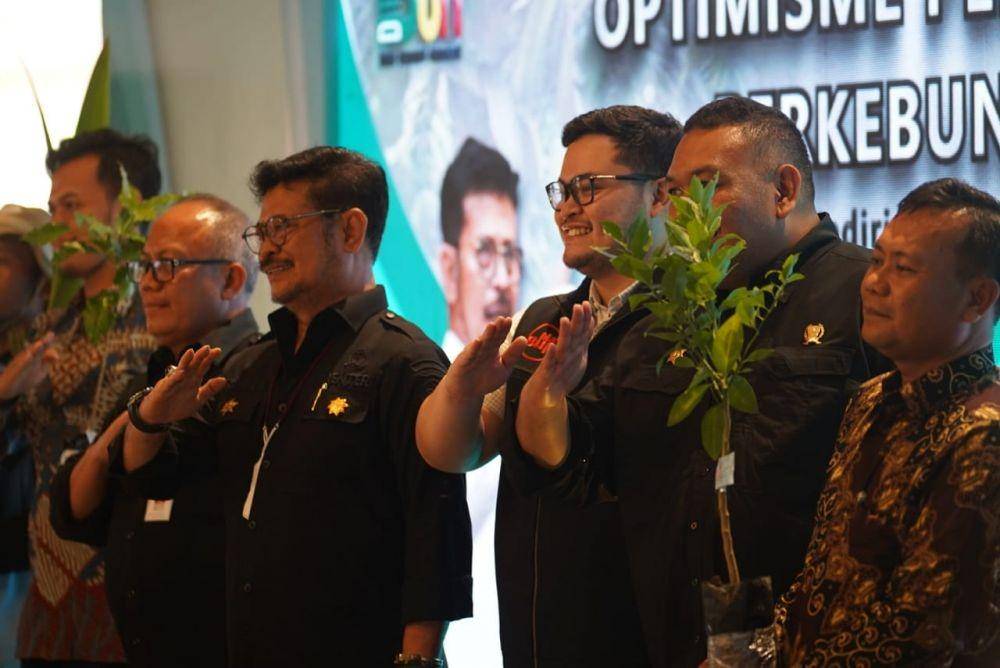 Mentan SYL dan Bupati Kediri dalam acara penanaman Kelapa Genjah di Kab Kediri Provinsi Jawa Timur (Dok. Kementan)