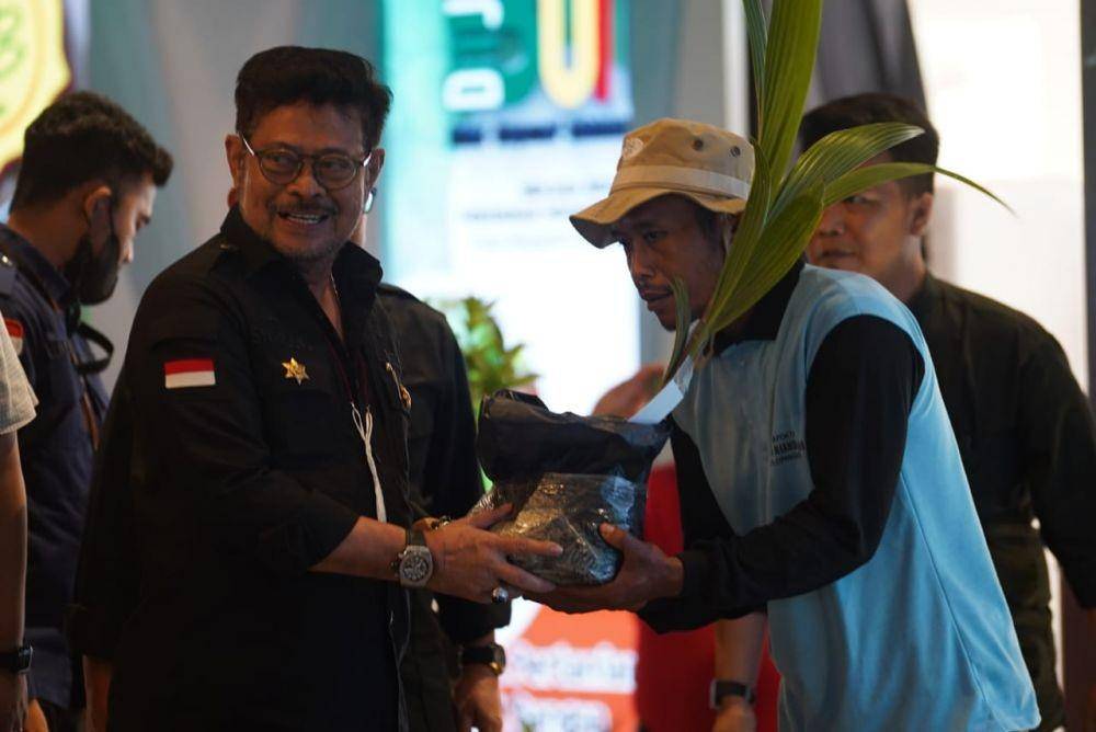 Mentan SYL serahkan bibit unggul kepada warga (Dok. Kementan)