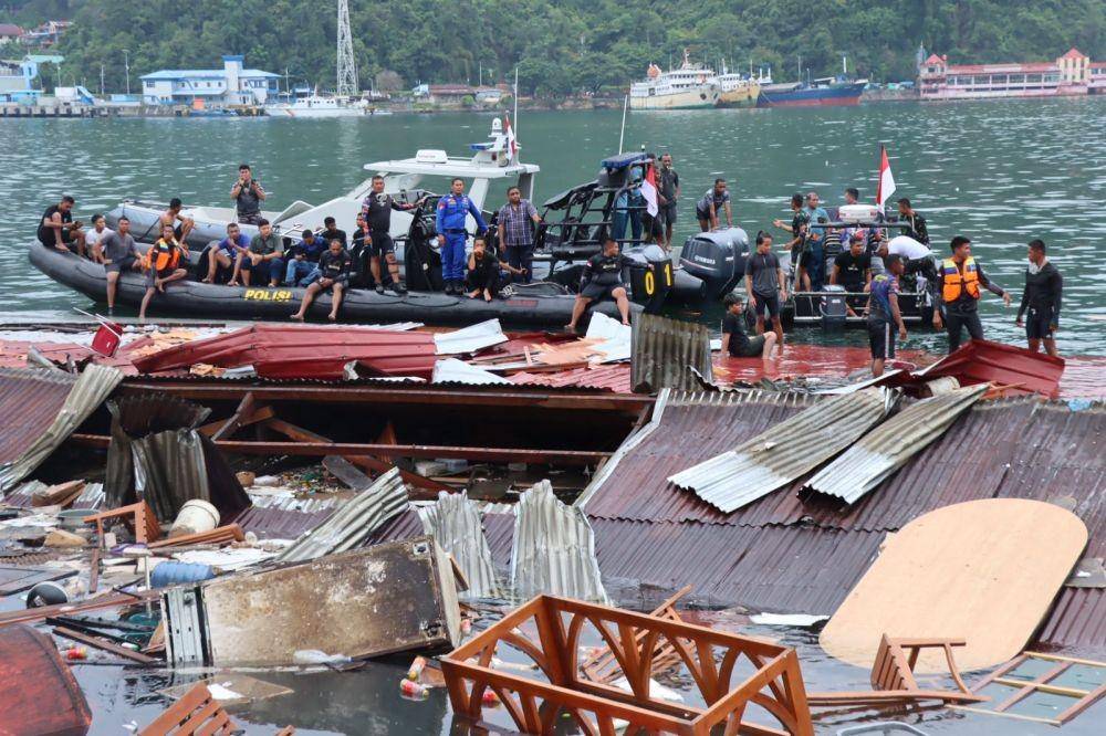 Personil Polair dan Lantamal Jayapura melakukan evakuasi korban, IDN Times/ Istimewa