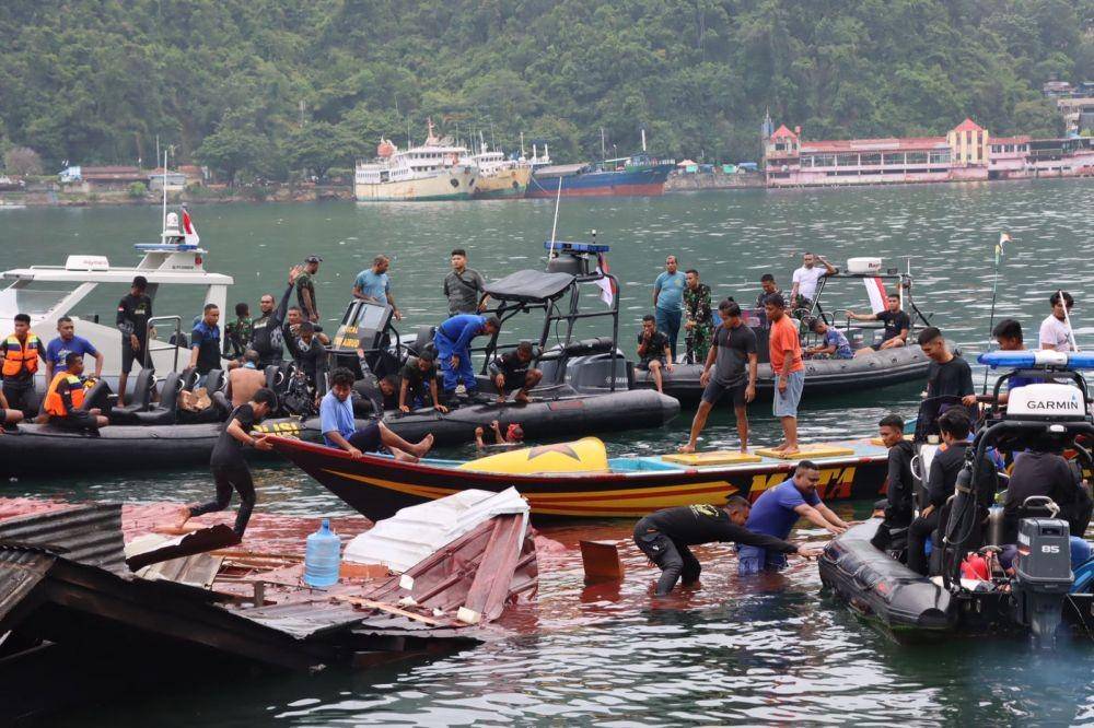 Personil Polair dan Lantamal Jayapura bersama-sama membantu evakuasi korban, IDN Times/ Istimewa