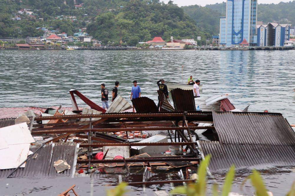 Personil Polair dan Lantamal Jayapura saat mengevakuasi korban, IDN Times/ Istimewa