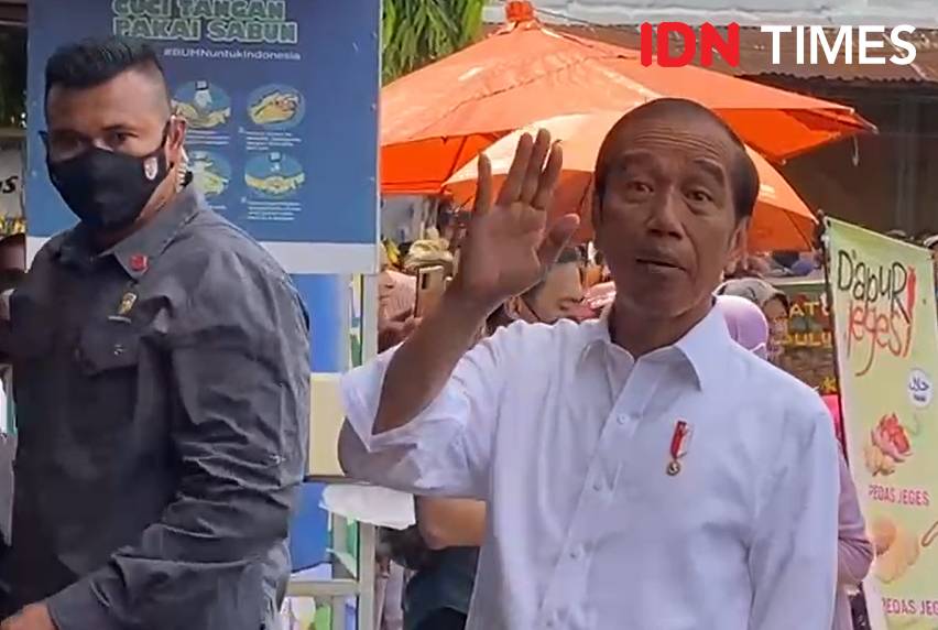 Presiden Joko 'Jokowi' Widodo mendatangi Pasar Bakti, Jalan Arief Rahman Hakim Medan, Kamis (9/2/2023) (IDN Times/Indah Permata Sari)