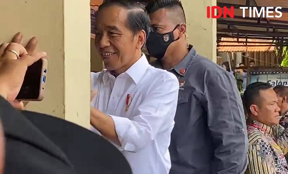 Presiden Joko 'Jokowi' Widodo mendatangi Pasar Bakti, Jalan Arief Rahman Hakim Medan, Kamis (9/2/2023) (IDN Times/Indah Permata Sari)