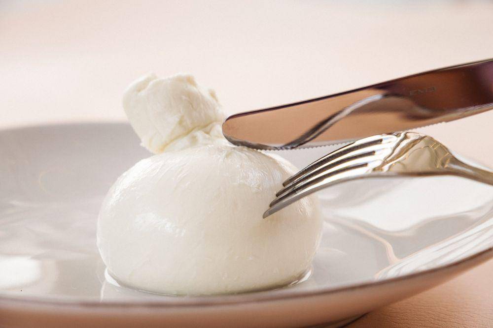 ilustrasi keju burrata (unsplash.com/Klara Kulikova )