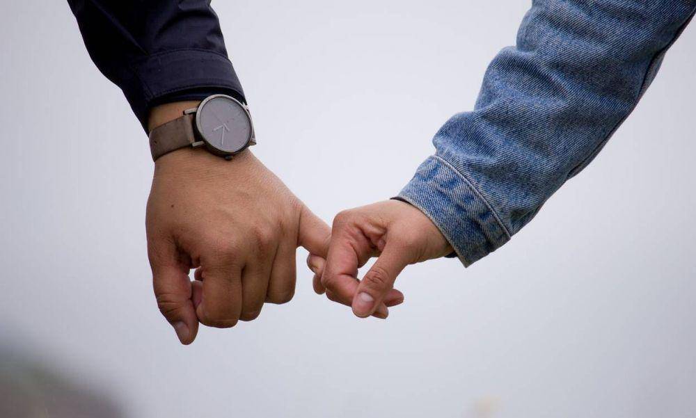 Pria yang jatuh cinta menghormati komitmen yang dibuat bersama (Unsplash/Ryan Franco)