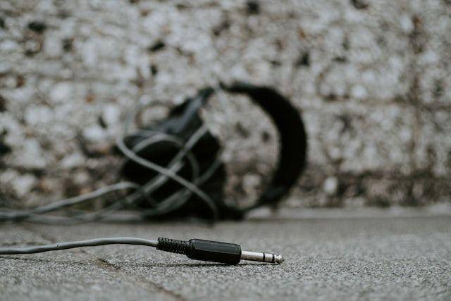 ilustrasi kabel jack headphone (unsplash.com/Mika Baumeister)