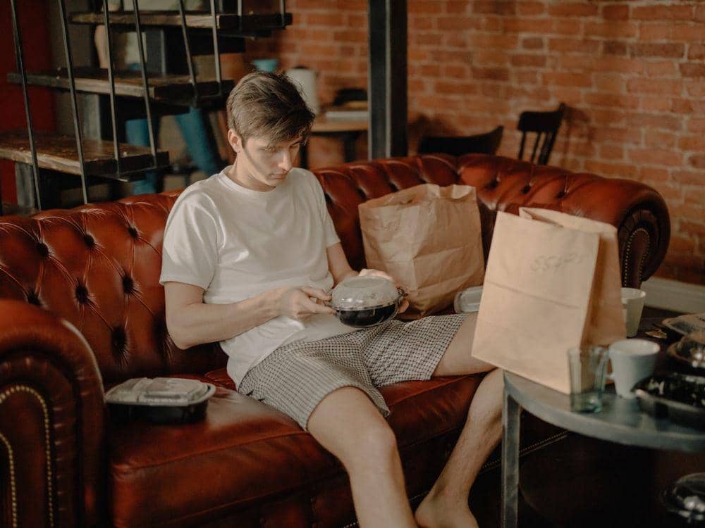 ilustrasi makan sendirian (pexels.com/cottonbro studio)