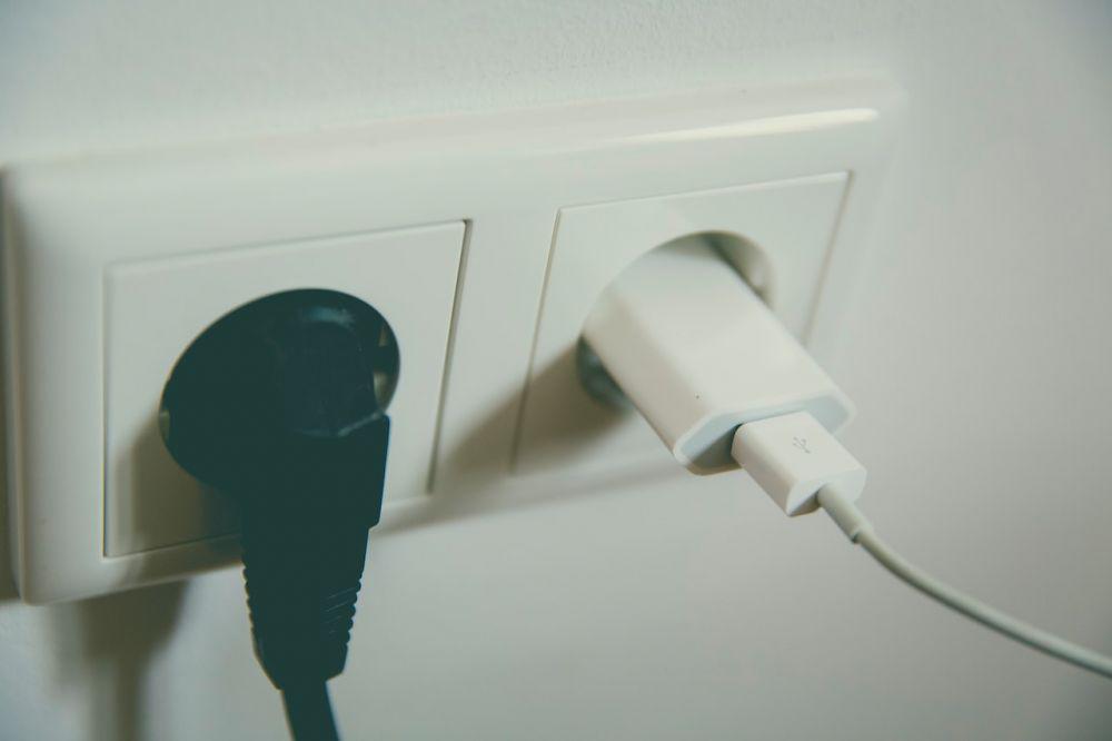 Bahaya Isi Daya HP Pakai Charger Beda Watt, Bikin Baterai Boros
