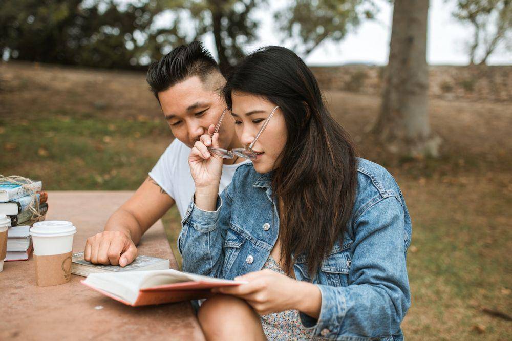 membaca buku bersama pasangan (pexels.com/RODNAE Productions)
