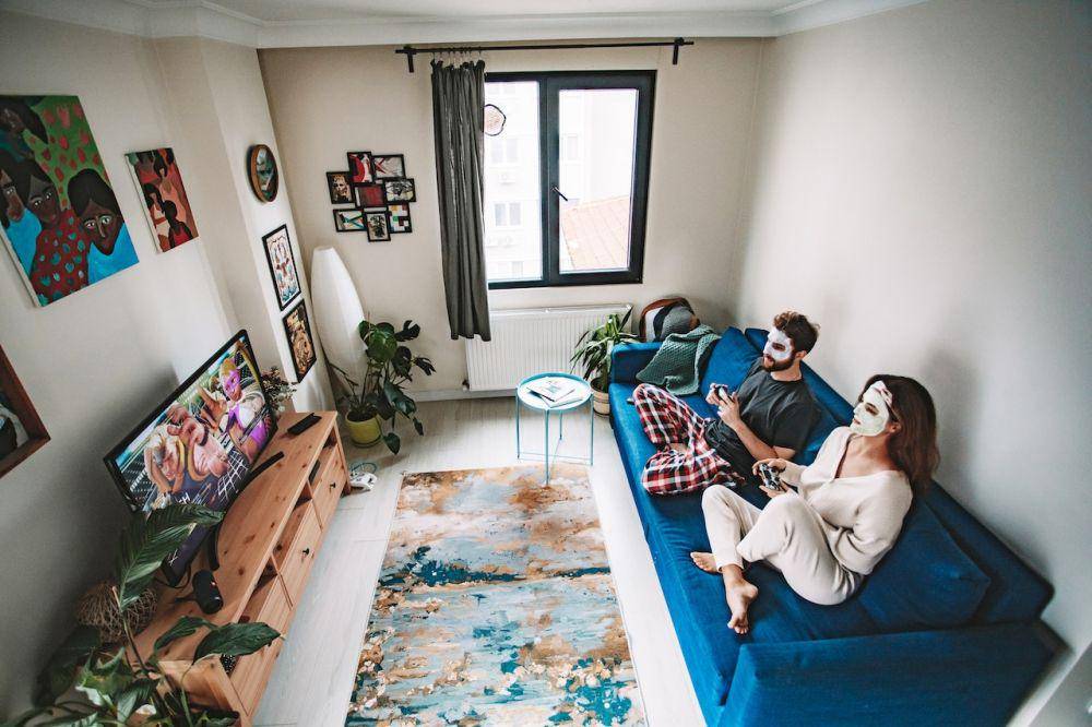 Bermain game bersama dan memakai makser (pexels.com/ROMAN ODINTSOV)