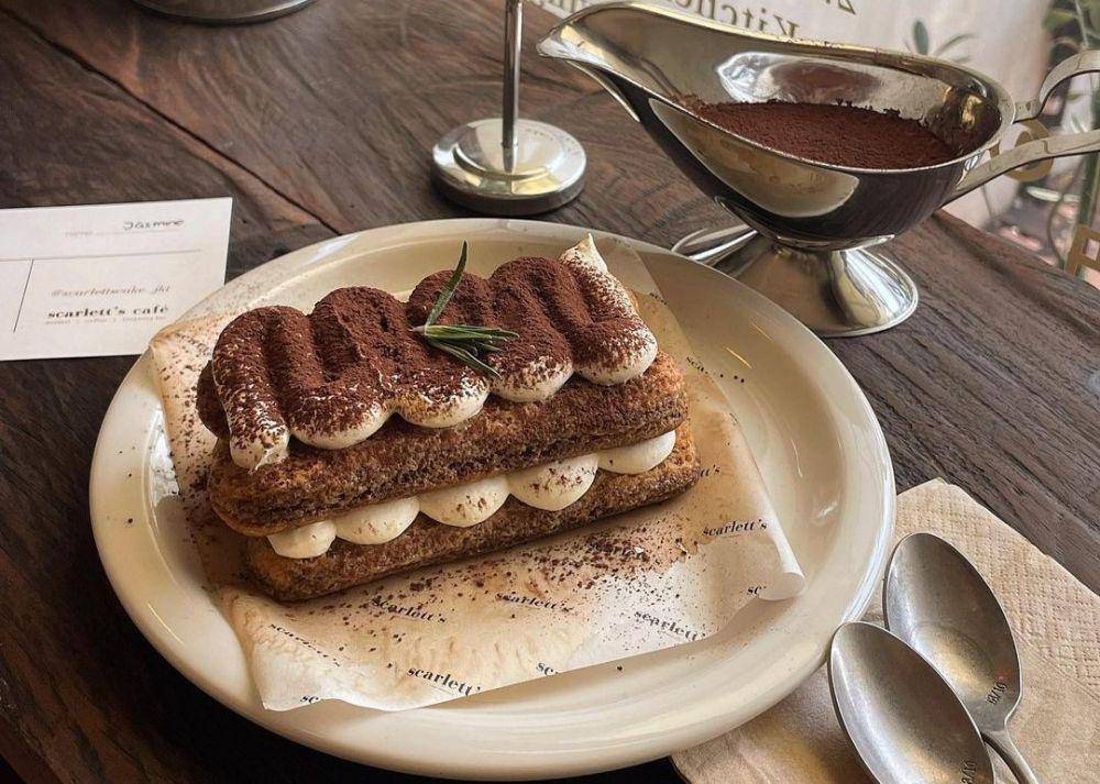 Poured tiramisu (instagram.com/scarlettscake__jkt)