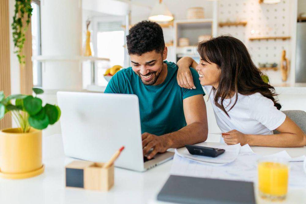 Pria yang jatuh cinta akan berkomunikasi secara terbuka (Unsplash/Astarot)