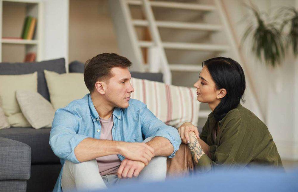 Pria yang jatuh cinta akan mendengarkan dengan penuh perhatian (Unsplash/SeventyFour)