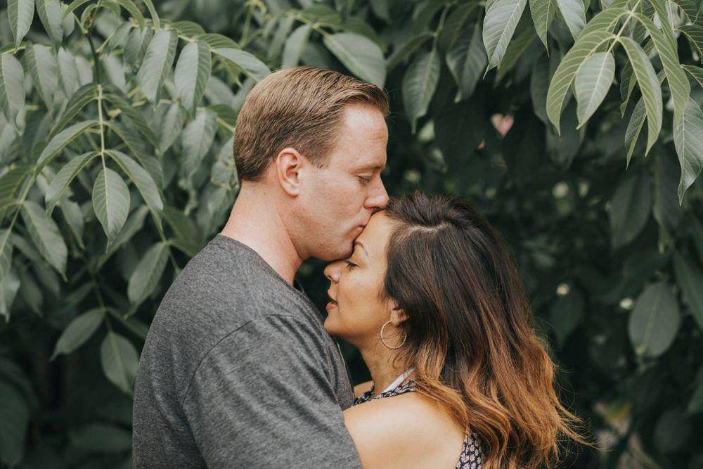 Pria yang jatuh cinta akan menunjukkan kasih sayang yang tulus (Unsplash/Kyle Bearden)