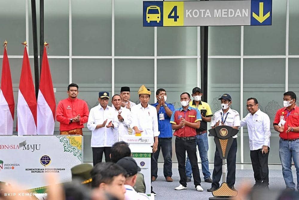 Presiden RI Joko Widodo meresmikan Terminal Amplas Medan dan Tanjung Pinggir Pematangsiantar, di Jalan Panglima Denai, Medan, Kamis (9/2/2023).