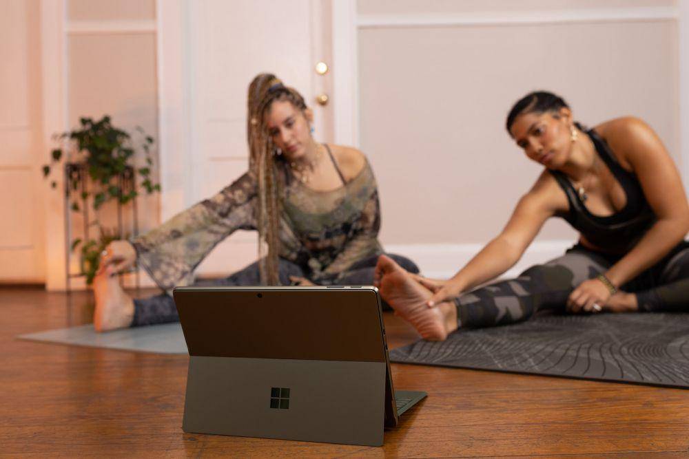 ilustrasi yoga di rumah (unsplash.com/Surface)