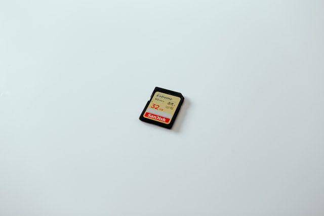 ilustrasi memory card (unsplash.com/Tom Pumford)