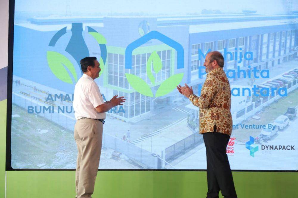 Menteri Koordinator Bidang Kemaritiman dan Investasi, Luhut Binsar Pandjaitan dalam acara Peresmian Pabrik Daur Ulang Botol Plastik PT Amandina Bumi Nusantara dan Yayasan Mahija Parahita Nusantara, Rabu (8/2/2023). (dok. Kemenko Marves)