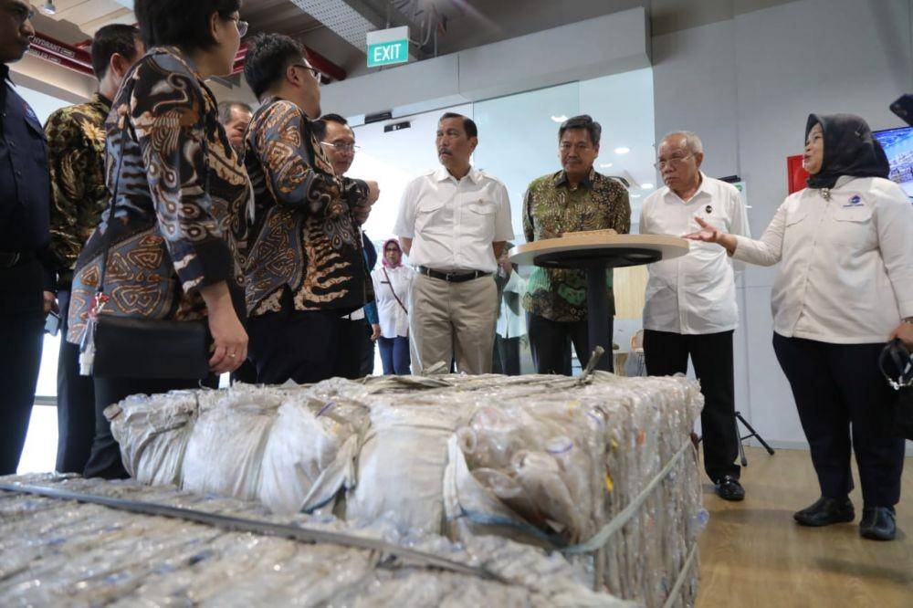 Menteri Koordinator Bidang Kemaritiman dan Investasi, Luhut Binsar Pandjaitan dalam acara Peresmian Pabrik Daur Ulang Botol Plastik PT Amandina Bumi Nusantara dan Yayasan Mahija Parahita Nusantara, Rabu (8/2/2023). (dok. Kemenko Marves)